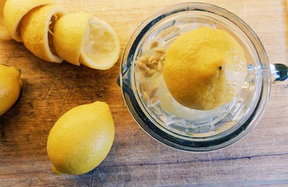 Oljčni in limonin sok – odličen solatni preliv in sredstvo proti glivicam!
